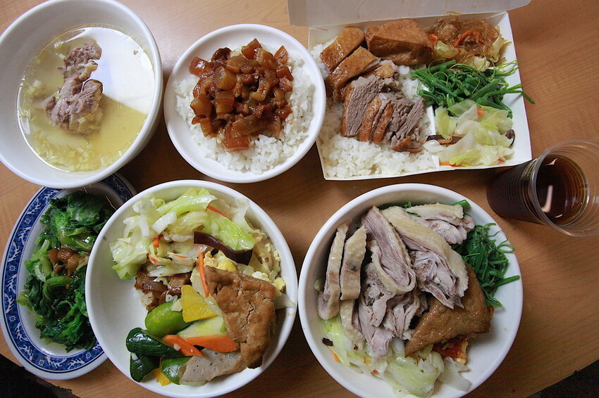 台中市大里區吃。高雄美食｜彌陀區。「老家肉燥飯-彌陀總店」罕見傳承四代超過80年老字號肉燥飯，每天僅營業4小時經常提