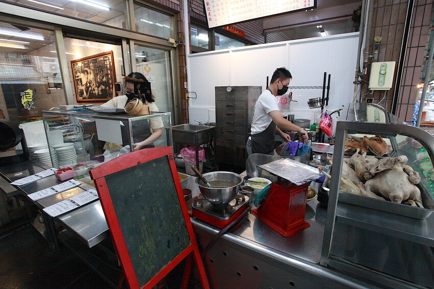台中市大里區吃。高雄美食｜彌陀區。「老家肉燥飯-彌陀總店」罕見傳承四代超過80年老字號肉燥飯，每天僅營業4小時經常提