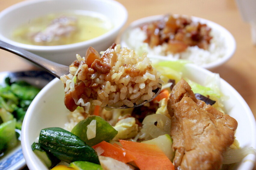 台中市大里區吃。高雄美食｜彌陀區。「老家肉燥飯-彌陀總店」罕見傳承四代超過80年老字號肉燥飯，每天僅營業4小時經常提