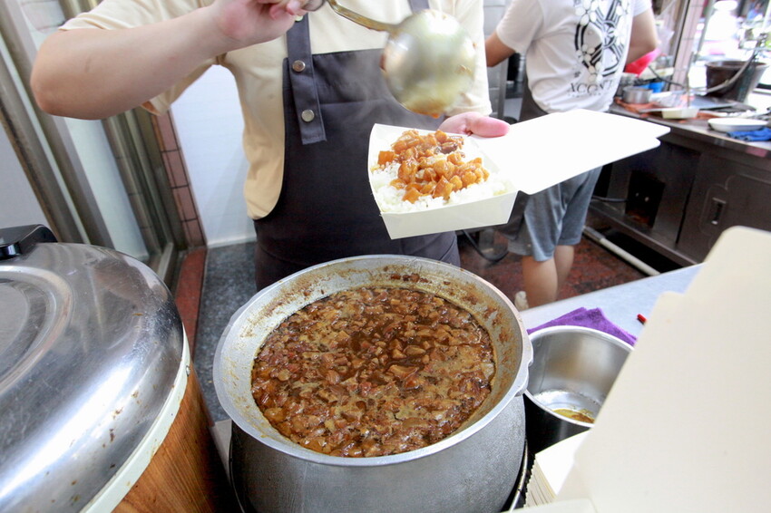 台中市大里區吃。高雄美食｜彌陀區。「老家肉燥飯-彌陀總店」罕見傳承四代超過80年老字號肉燥飯，每天僅營業4小時經常提