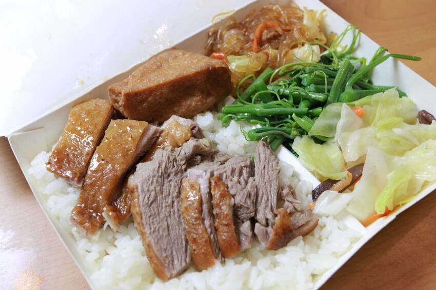 台中市大里區吃。高雄美食｜彌陀區。「老家肉燥飯-彌陀總店」罕見傳承四代超過80年老字號肉燥飯，每天僅營業4小時經常提