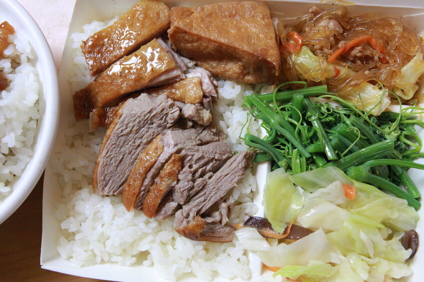 台中市大里區吃。高雄美食｜彌陀區。「老家肉燥飯-彌陀總店」罕見傳承四代超過80年老字號肉燥飯，每天僅營業4小時經常提