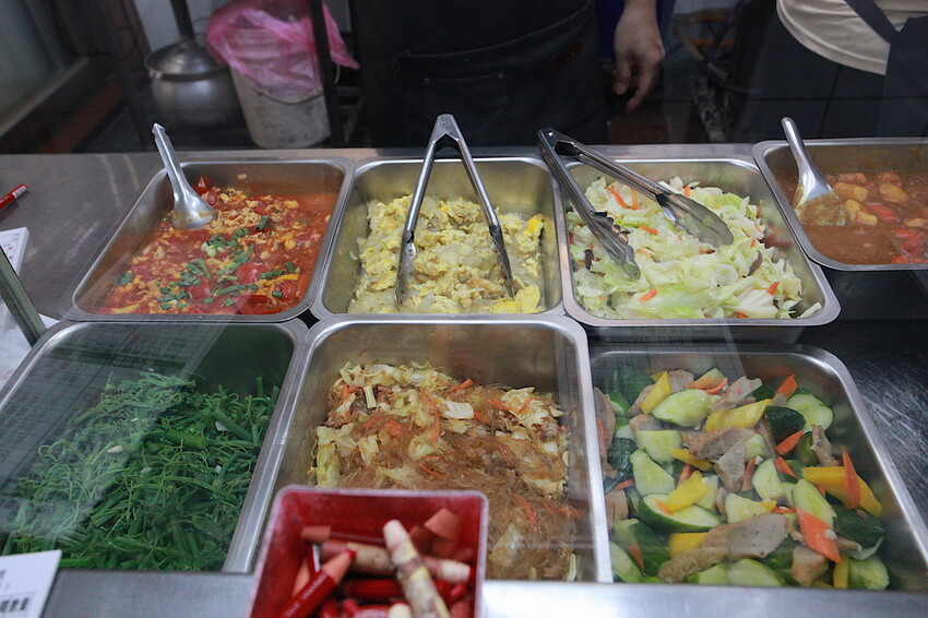 台中市大里區吃。高雄美食｜彌陀區。「老家肉燥飯-彌陀總店」罕見傳承四代超過80年老字號肉燥飯，每天僅營業4小時經常提