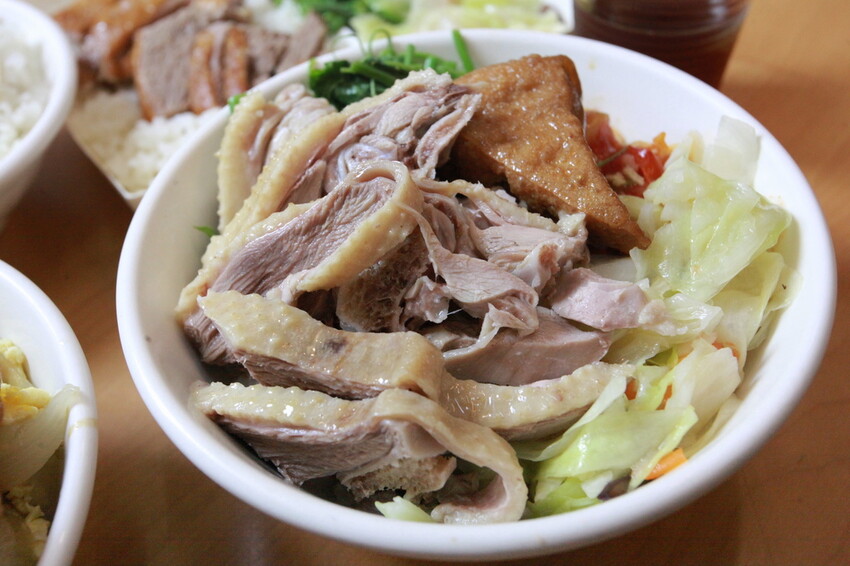 台中市大里區吃。高雄美食｜彌陀區。「老家肉燥飯-彌陀總店」罕見傳承四代超過80年老字號肉燥飯，每天僅營業4小時經常提