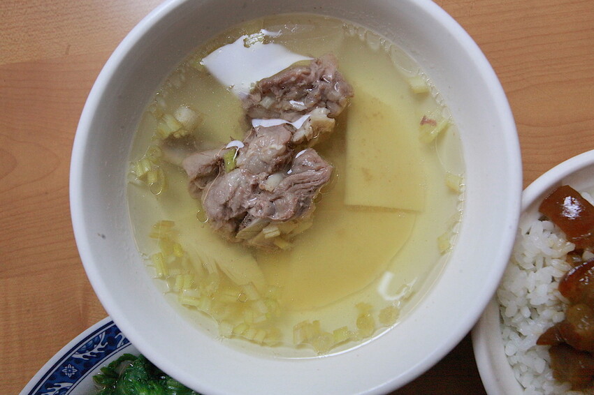 台中市大里區吃。高雄美食｜彌陀區。「老家肉燥飯-彌陀總店」罕見傳承四代超過80年老字號肉燥飯，每天僅營業4小時經常提