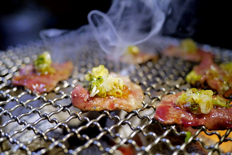 【台北】西頭燒肉 燒肉 もつ鍋 東京新鮮お肉問屋 西頭 ~ 超美味厚切牛舌必點!!! 道地博多牛雜鍋必食 / 內附菜單 / 文章末雙人燒肉套餐免費抽