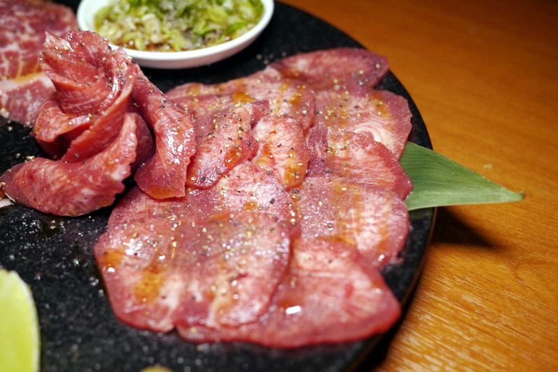 【台北】西頭燒肉 燒肉 もつ鍋 東京新鮮お肉問屋 西頭 ~ 超美味厚切牛舌必點!!! 道地博多牛雜鍋必食 / 內附菜單 / 文章末雙人燒肉套餐免費抽