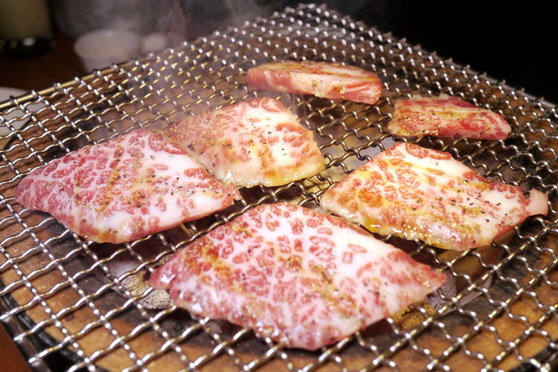 【台北】西頭燒肉 燒肉 もつ鍋 東京新鮮お肉問屋 西頭 ~ 超美味厚切牛舌必點!!! 道地博多牛雜鍋必食 / 內附菜單 / 文章末雙人燒肉套餐免費抽