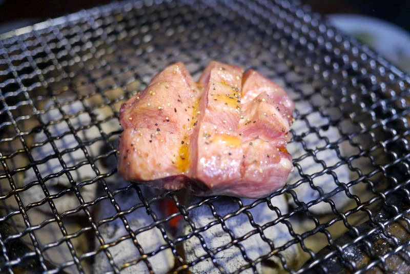 【台北】西頭燒肉 燒肉 もつ鍋 東京新鮮お肉問屋 西頭 ~ 超美味厚切牛舌必點!!! 道地博多牛雜鍋必食 / 內附菜單 / 文章末雙人燒肉套餐免費抽