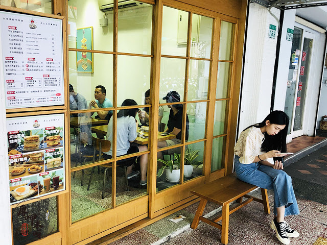 【厚呷米呀│台北西門】 山文治 (THESHANWICHSHOP) 讓簡單早餐多一點色彩/蘿蔔糕選用市場80年老店三六粿店/肉鬆採用三水市場源味香肉鬆/喜歡三明治疊疊樂的愛吃鬼愛店