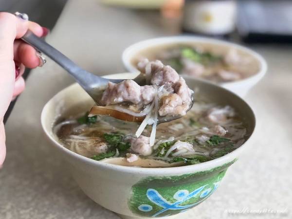 紅樹腳香菇肉羹：台中美食│紅樹腳香菇肉羹〃好吃肉羹推薦！老饕們的最愛，來台中必吃小吃，就在第五市場裡頭～