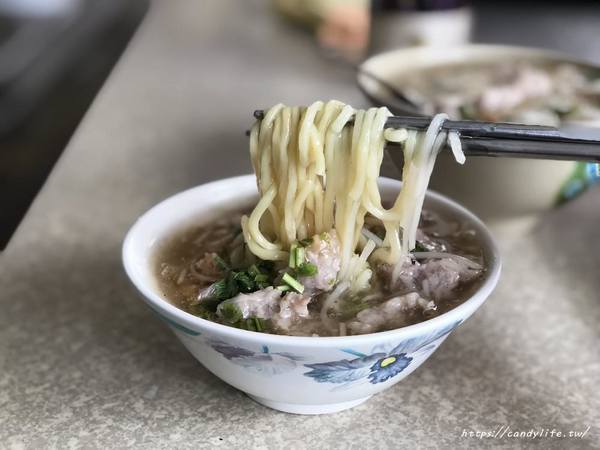 紅樹腳香菇肉羹：台中美食│紅樹腳香菇肉羹〃好吃肉羹推薦！老饕們的最愛，來台中必吃小吃，就在第五市場裡頭～