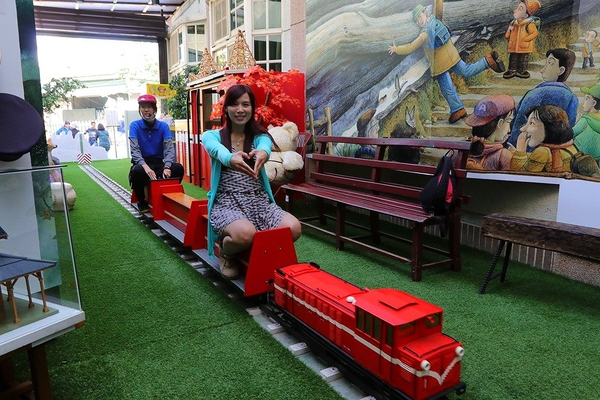 北門森鐵故事館：【嘉義景點】北門森鐵故事館/親子旅遊/鐵路鐵道迷/虛擬VR鐵道自行車/乘坐櫻花精靈小火車欣賞春神跳舞的森林繪本場景
