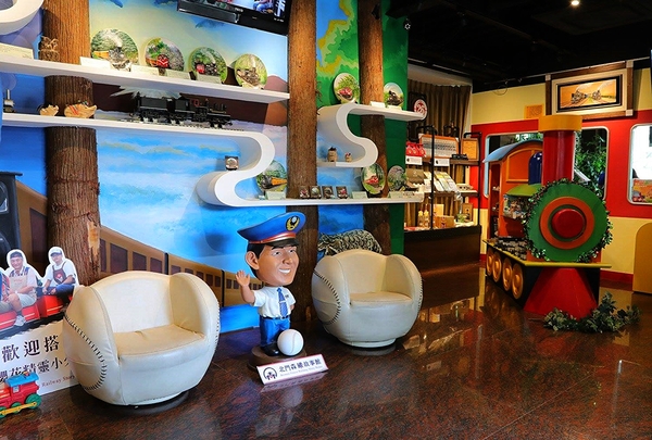 北門森鐵故事館：【嘉義景點】北門森鐵故事館/親子旅遊/鐵路鐵道迷/虛擬VR鐵道自行車/乘坐櫻花精靈小火車欣賞春神跳舞的森林繪本場景