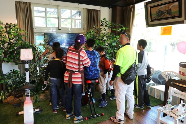 北門森鐵故事館：【嘉義景點】北門森鐵故事館/親子旅遊/鐵路鐵道迷/虛擬VR鐵道自行車/乘坐櫻花精靈小火車欣賞春神跳舞的森林繪本場景