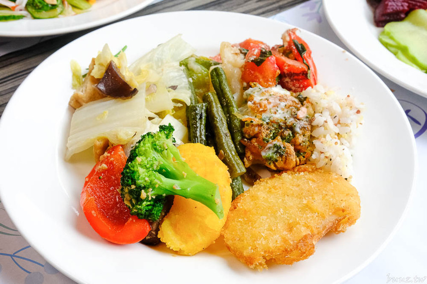 蔬食愛好者天堂，陶然左岸80多樣蔬食料理吃到飽，開吃就滿座，彩虹飲食無負擔！