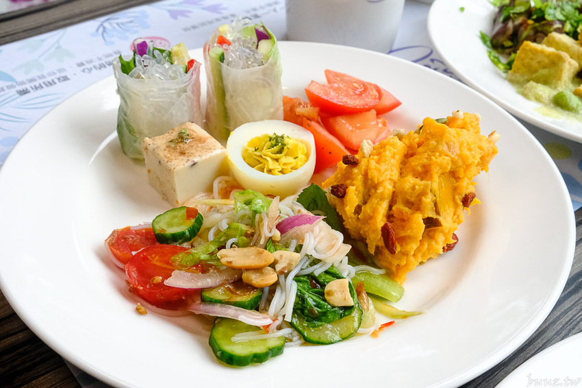 蔬食愛好者天堂，陶然左岸80多樣蔬食料理吃到飽，開吃就滿座，彩虹飲食無負擔！