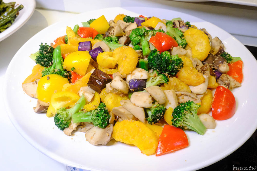 蔬食愛好者天堂，陶然左岸80多樣蔬食料理吃到飽，開吃就滿座，彩虹飲食無負擔！