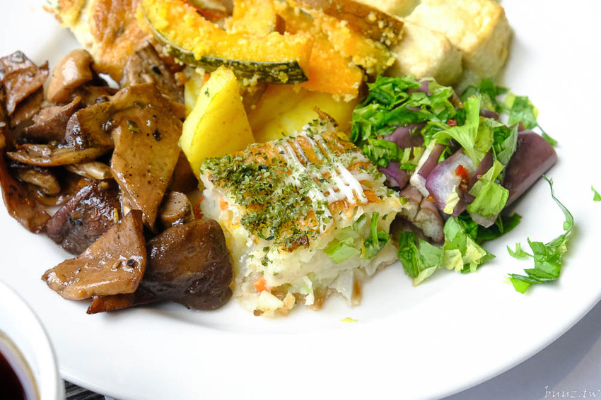 蔬食愛好者天堂，陶然左岸80多樣蔬食料理吃到飽，開吃就滿座，彩虹飲食無負擔！