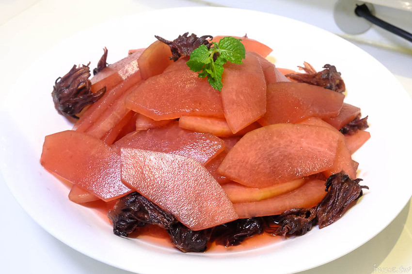 蔬食愛好者天堂，陶然左岸80多樣蔬食料理吃到飽，開吃就滿座，彩虹飲食無負擔！