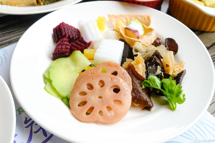 蔬食愛好者天堂，陶然左岸80多樣蔬食料理吃到飽，開吃就滿座，彩虹飲食無負擔！