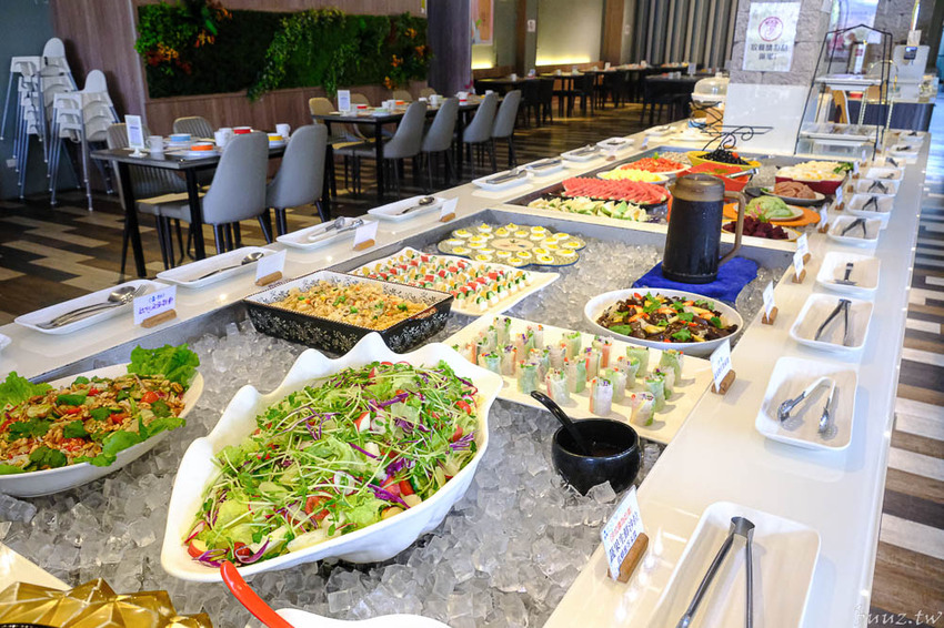 蔬食愛好者天堂，陶然左岸80多樣蔬食料理吃到飽，開吃就滿座，彩虹飲食無負擔！