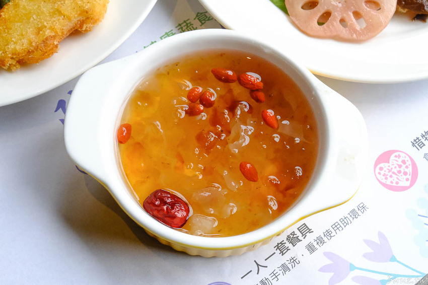 蔬食愛好者天堂，陶然左岸80多樣蔬食料理吃到飽，開吃就滿座，彩虹飲食無負擔！