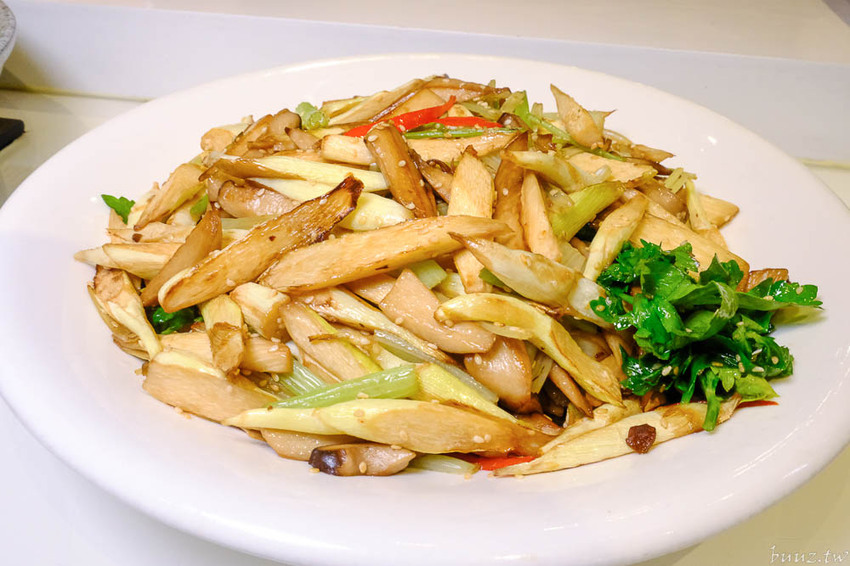 蔬食愛好者天堂，陶然左岸80多樣蔬食料理吃到飽，開吃就滿座，彩虹飲食無負擔！