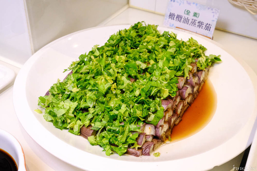 蔬食愛好者天堂，陶然左岸80多樣蔬食料理吃到飽，開吃就滿座，彩虹飲食無負擔！