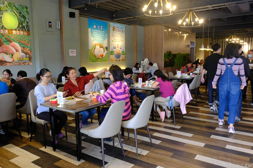 蔬食愛好者天堂，陶然左岸80多樣蔬食料理吃到飽，開吃就滿座，彩虹飲食無負擔！