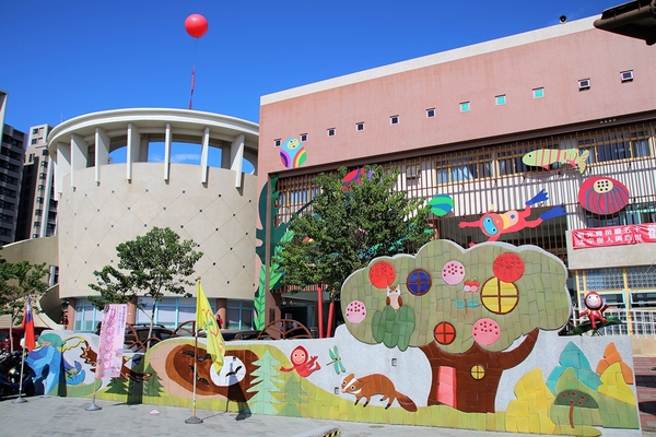 太平新'國小：【台中太平景點】新光國小~雙滑道溜滑梯 動物童話森林 貓頭鷹主題