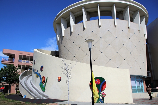 太平新'國小：【台中太平景點】新光國小~雙滑道溜滑梯 動物童話森林 貓頭鷹主題