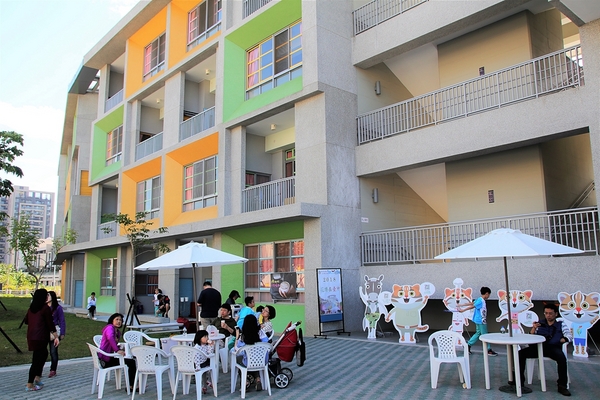 太平新'國小：【台中太平景點】新光國小~雙滑道溜滑梯 動物童話森林 貓頭鷹主題