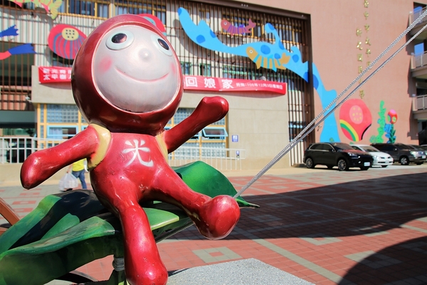 太平新'國小：【台中太平景點】新光國小~雙滑道溜滑梯 動物童話森林 貓頭鷹主題