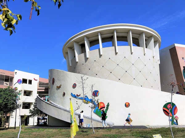 太平新'國小：【台中太平景點】新光國小~雙滑道溜滑梯 動物童話森林 貓頭鷹主題
