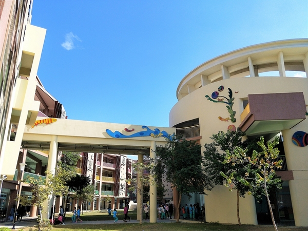 太平新'國小：【台中太平景點】新光國小~雙滑道溜滑梯 動物童話森林 貓頭鷹主題