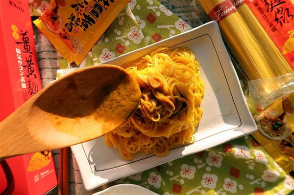 豐滿生技博士紅薑黃： 豐滿生技 薑黃麵線/薑黃拉麵/薑黃芝麻醬食譜 薑黃料理輕鬆做 台灣製造營養全吸收~