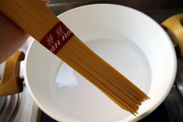 豐滿生技博士紅薑黃： 豐滿生技 薑黃麵線/薑黃拉麵/薑黃芝麻醬食譜 薑黃料理輕鬆做 台灣製造營養全吸收~