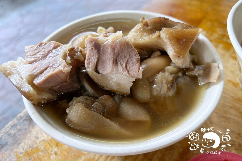 新北市新莊區排成這樣還以為是賣豆花，在地人推薦這攤生意強強滾！還有人一次外帶10碗