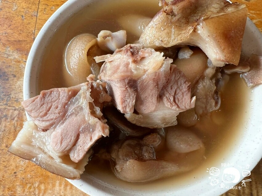 新北市新莊區排成這樣還以為是賣豆花，在地人推薦這攤生意強強滾！還有人一次外帶10碗