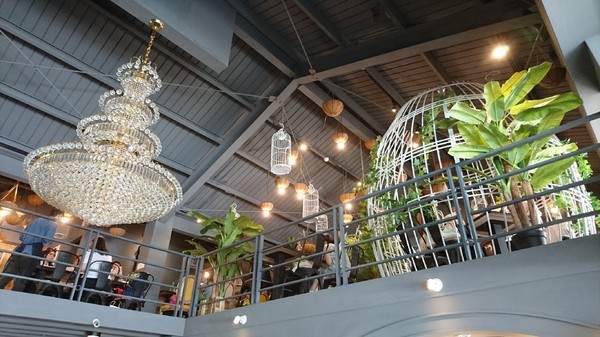 J.C.co藝術廚房:高雄~J.C.co藝術廚房~走進童話般的夢幻森林~鳥籠白鹿造景美到令人驚豔~CP值超高的主題餐廳~