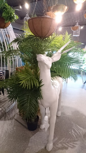 J.C.co藝術廚房:高雄~J.C.co藝術廚房~走進童話般的夢幻森林~鳥籠白鹿造景美到令人驚豔~CP值超高的主題餐廳~