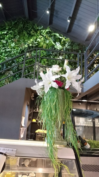 J.C.co藝術廚房:高雄~J.C.co藝術廚房~走進童話般的夢幻森林~鳥籠白鹿造景美到令人驚豔~CP值超高的主題餐廳~