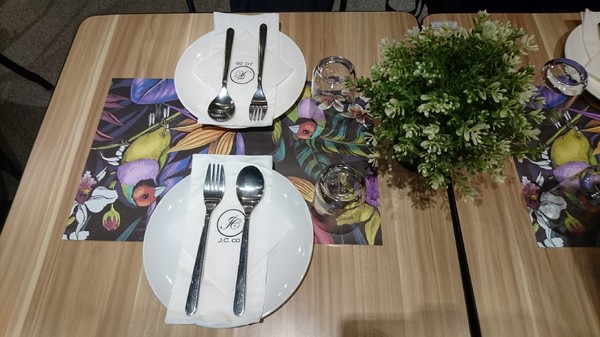 J.C.co藝術廚房:高雄~J.C.co藝術廚房~走進童話般的夢幻森林~鳥籠白鹿造景美到令人驚豔~CP值超高的主題餐廳~