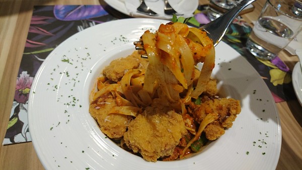 J.C.co藝術廚房:高雄~J.C.co藝術廚房~走進童話般的夢幻森林~鳥籠白鹿造景美到令人驚豔~CP值超高的主題餐廳~