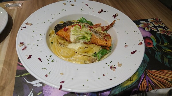 J.C.co藝術廚房:高雄~J.C.co藝術廚房~走進童話般的夢幻森林~鳥籠白鹿造景美到令人驚豔~CP值超高的主題餐廳~