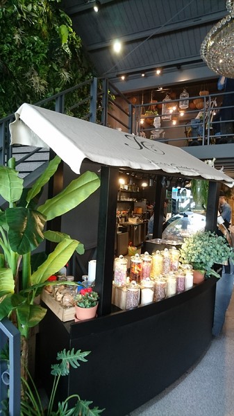 J.C.co藝術廚房:高雄~J.C.co藝術廚房~走進童話般的夢幻森林~鳥籠白鹿造景美到令人驚豔~CP值超高的主題餐廳~