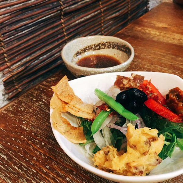 小食憩日式料理：小食憩日式料理｜松山區八德路｜沙拉充滿驚喜