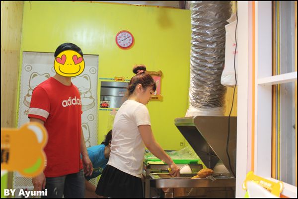 狗骨頭蔥油餅:『愛評體驗團』台中知名逢甲夜市排隊人氣小吃~狗骨頭蔥油餅、超平價的銅板美食、造型吸睛又美味~ 狗骨頭蔥油餅:『愛評體驗團』台中知名逢甲夜市排隊人氣小吃~狗骨頭蔥油餅、超平價的銅板美食、造型吸睛又美味~