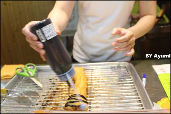 狗骨頭蔥油餅:『愛評體驗團』台中知名逢甲夜市排隊人氣小吃~狗骨頭蔥油餅、超平價的銅板美食、造型吸睛又美味~ 狗骨頭蔥油餅:『愛評體驗團』台中知名逢甲夜市排隊人氣小吃~狗骨頭蔥油餅、超平價的銅板美食、造型吸睛又美味~